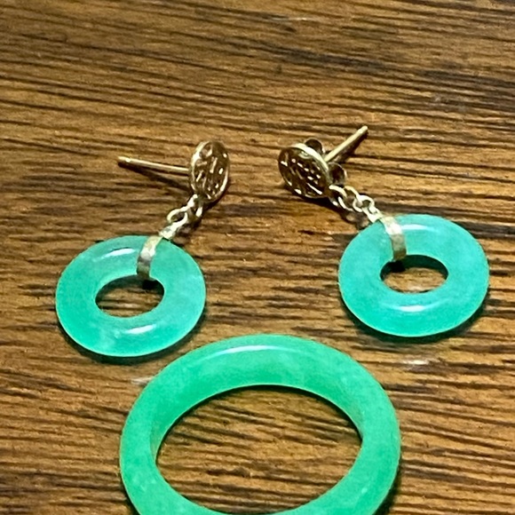 14 KT Gold Jade (tested) Earrings and a Jade Ring, size 6 1/2. - Picture 3 of 9